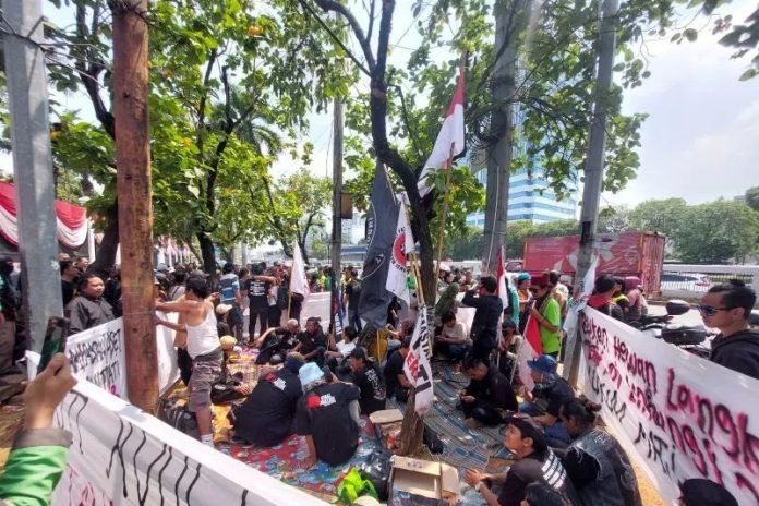 Ilustrasi- Massa menyiapkan atribut aksi di depan Gedung DPR Jakarta pada Rabu (26/7/2026). (Foto: ANTARA/Adimas Raditya)
