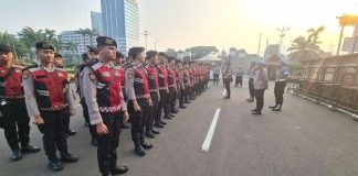 18.504 Personel TNI-Polri Siaga Kawal Aksi 27 Agustus di Jakarta, Pengamanan Dibagi 6 Zona AKSI DEMO - Aparat keamanan melakukan apel untuk mengawal dan mengamankan aksi unjuk rasa di komplek gedung MPR/DPR, Jakarta pada Kamis (27/8/2026). (Foto: HO Polres Metro Jakarta Pusat)