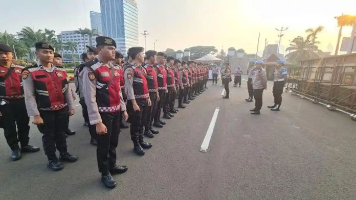 AKSI DEMO - Aparat keamanan melakukan apel untuk mengawal dan mengamankan aksi unjuk rasa di komplek gedung MPR/DPR, Jakarta pada Kamis (27/8/2026). (Foto: HO Polres Metro Jakarta Pusat)
