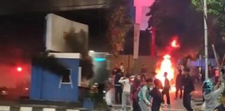Demo 27 Agustus Berakhir Rusuh, Pos Polisi dan Dua Motor Dibakar, Massa Pati Tegaskan Bukan Pelaku Detik-detik pos polisi dibakar di kawasan Slipi, Jakarta Barat, Kamis (27/8/2026) (Foto: Kolase Istimewa)