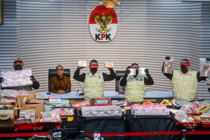 Petugas KPK menunjukkan barang bukti berupa uang tunai saat konferensi pers terkait operasi tangkap tangan (OTT) kasus dugaan dugaan pengurusan hak guna bangunan (HGB) Summarecon di Gedung Merah Putih KPK, Jakarta, Selasa (15/9/2026). Dalam OTT tersebut, KPK menyita uang tunai Rp106,3 miliar dan mengamankan delapan tersangka, yakni Kepala Kantor Pertanahan Kabupaten Bogor Sontang Coin Manurung, politikus Partai Golkar Fahd El Fouz alias Fahd A Rafiq, mantan Bupati Kebumen Arif Suglyanto, Presiden Direktur PT Summarecon Agung Tbk Adrianto Pitojo Adhi, Direktur Jenderal Pengendalian dan Penertiban Tanah dan Ruang Kementerian ATR/BPN Lampri, serta Muhammad Fakhry, Erwin, dan Rizal Pahlefi. (ANTARA FOTO/Rivan Awal Lingga)