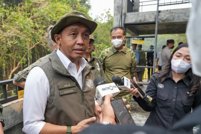 Menhut Raja Juli Antoni kembali mengumumkan pencabutan izin usaha lima perusahaan terkait kebakaran hutan dan lahan (karhutla) di Kalimantan Barat, Kalimantan Selatan, dan Kalimantan Tengah.(Kemenhut RI)