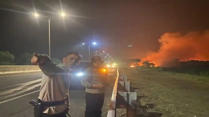 KEBAKARAN LAHAN TOL -- Kapolres Ogan Ilir AKBP Rizka Aprianti memimpin penanggulangan kebakaran lahan dekat KM 06+200 jalur B Tol Palindra, Sabtu (10/10/2026) malam. Proses pemadaman memerlukan waktu lebih dsri enam jam. (Foto: Dok. Polres Ogan Ilir)