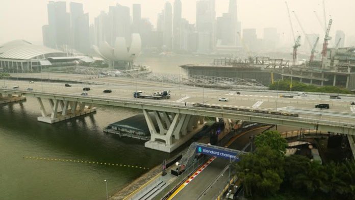 Kabut asap menyelimuti kawasan Singapura menjelang balapan malam Formula 1 Grand Prix Singapura, Jumat (9/10/2026). Polusi udara lintas batas terjadi di tengah kebakaran hutan dan lahan di Indonesia. (Foto: REUTERS/Edgar Su)
