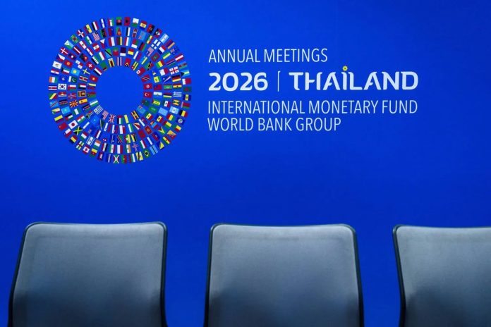 Logo konferensi Pertemuan Tahunan IMF-Bank Dunia 2026 ditampilkan pada latar belakang dinding di dalam ruang pertemuan di Pusat Konvensi Nasional Ratu Sirikit di Bangkok pada 9 Oktober 2026. (Foto: Chanakarn LAOSARAKHAM / AFP)