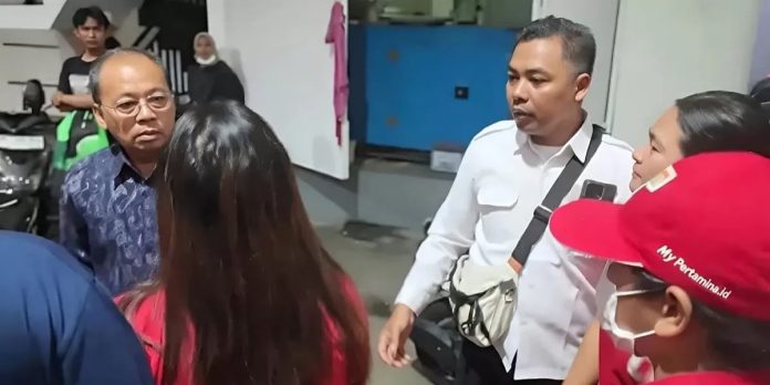 Video Gubernur Bali Wayan Koster saat berada di tengah situasi antrean BBM di Bali viral di media sosial. (Ig/@dewaswam)