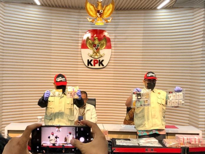 Tim satgas KPK menunjukkan barang bukti terkait kasus dugaan korupsi dana bencana di BNPB dalam konferensi pers di Gedung Merah Putih KPK, Jakarta, Jumat (16/10/2026). Foto: investortrust/ M-4.