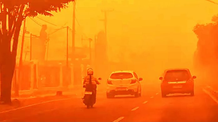 ILUSTRASI - Parahnya kebakaran hutan dan lahan telah mengubah warna langit di sejumlah kota di Indonesia menjadi oranye. (Foto Tangkapan Layar Video Amatir)