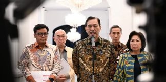 Luhut Usul ke Prabowo, Kerugian Negara Tak Otomatis Dikategorikan sebagai Pidana Korupsi Ketua Dewan Ekonomi Nasional Luhut Binsar Pandjaitan beserta jajaran menyampaikan keterangan pers usai diterima Presiden Prabowo Subianto di Istana Merdeka, Jakarta, pada Selasa, 20 Oktober 2026. (Foto: BPMI Setpres)