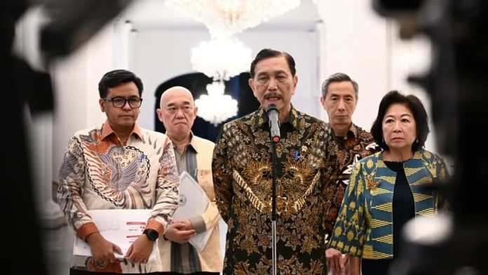 Ketua Dewan Ekonomi Nasional Luhut Binsar Pandjaitan beserta jajaran menyampaikan keterangan pers usai diterima Presiden Prabowo Subianto di Istana Merdeka, Jakarta, pada Selasa, 20 Oktober 2026. (Foto: BPMI Setpres)