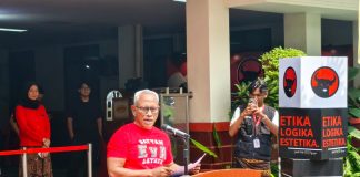 PDIP Buka Sekolah Partai untuk Umum, Bidik Gen Z Lewat Pendidikan Politik Ketua DPP Bidang Kehormatan PDI-P yang juga Kepala Sekolah Partai PDI-P Komarudin Watubun saat membuka kegiatan 'Muda-Mudi Sekolah Partai PDI-P', Rabu (21/10/2026).(Sumber Foto: Kompas/Tria Sutrisna)