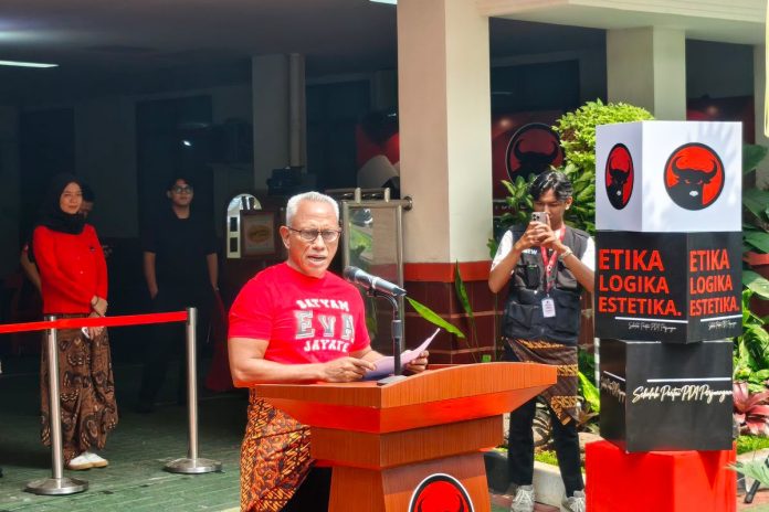 Ketua DPP Bidang Kehormatan PDI-P yang juga Kepala Sekolah Partai PDI-P Komarudin Watubun saat membuka kegiatan 'Muda-Mudi Sekolah Partai PDI-P', Rabu (21/10/2026).(Sumber Foto: Kompas/Tria Sutrisna)