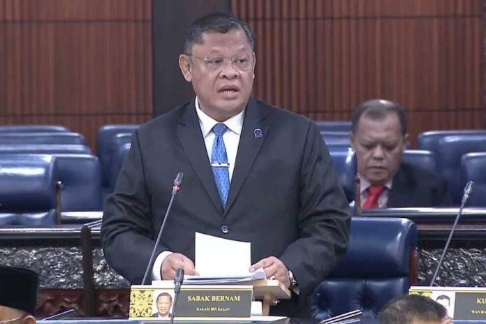 Anggota Parlemen Malaysia Kalam Salan mendadak berbahasa Jawa saat menyoroti kabut asap akibat kebakaran hutan dan lahan (karhutla) di Indonesia. (Foto: (Tangkapan Layar YouTube/Parlemen Malaysia)